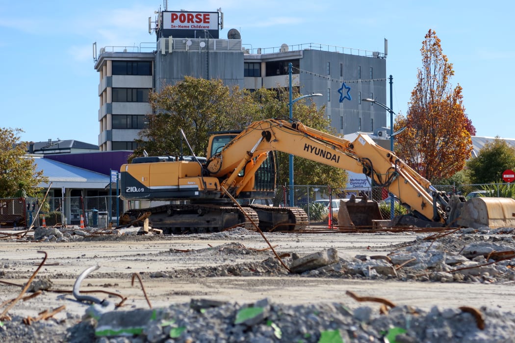 Fuel oil and lead has been found in soil beneath the old Liquorland store, set to be part of Blenheim's new library and art gallery.