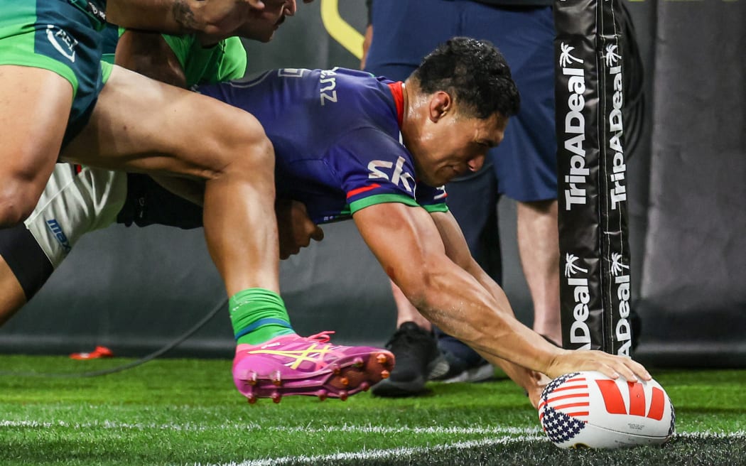 Roger Tuivasa-Sheck of the Warriors scores a try.