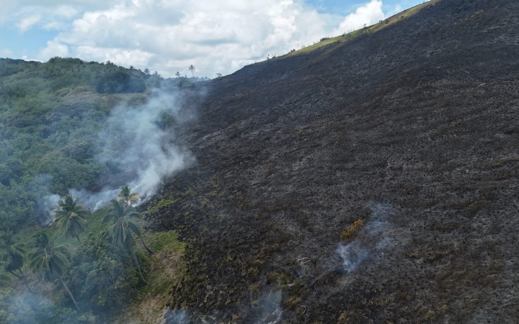 A bushfire broke out around midday Sunday local time (9 November 2025) in the Apiripiri area in Aitutaki, causing anxiety among residents and tourists as smoke drifted across homes and nearby resorts. ALAN NANAI/25111050