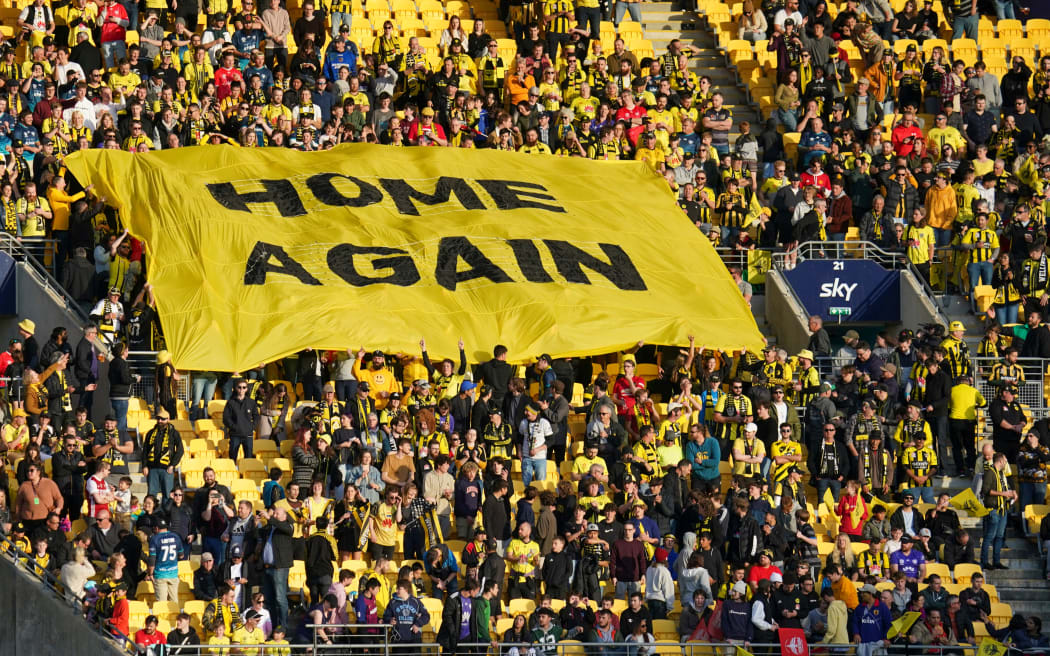 Wellington Phoenix fans welcome home their team in 2021.