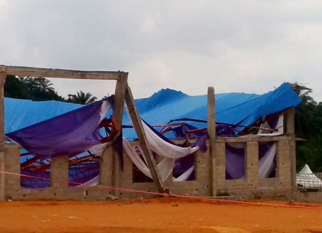 The roof of a church has collapsed in the Nigerian city of Uyo, killing at least 100 worshippers.