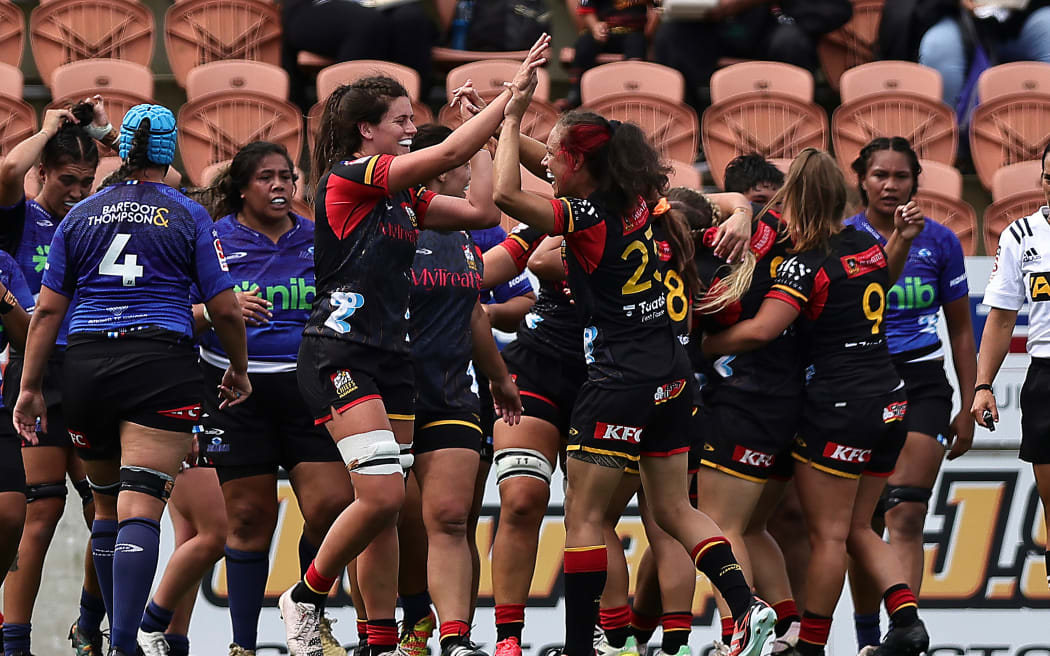 Chelsea Bremner and Ruby Tui celebrate a try.