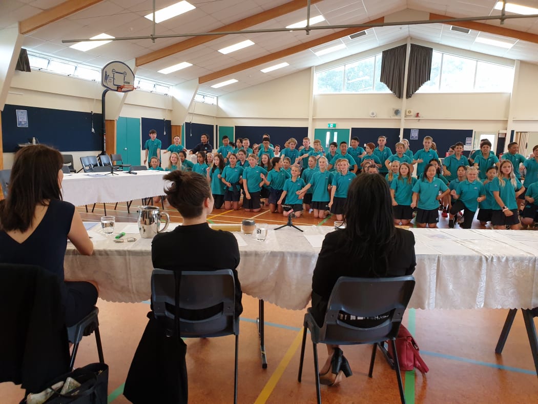 National, Labour, and Green party MPs went over to Long Bay Primary School to hear out students disappointed over the state of their local beaches.