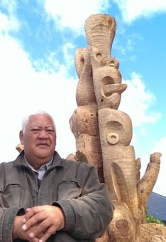 Peri Kohu in front of one of the carved tree stumps.