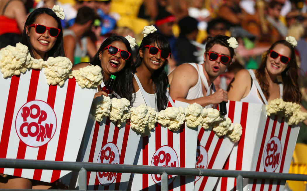 Seven fans party like pop corn.