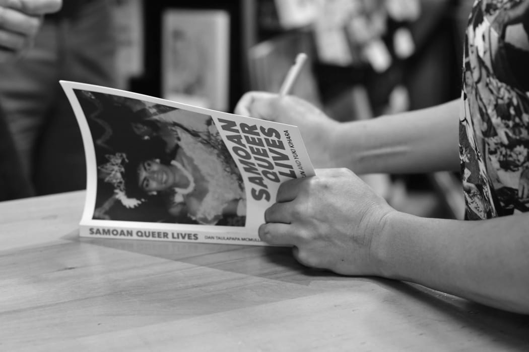 Yuki Kihara autographing Samoan Queer Lives