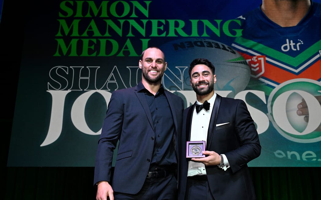 Shaun Johnson wins the Simon Mannering medal, 2023.