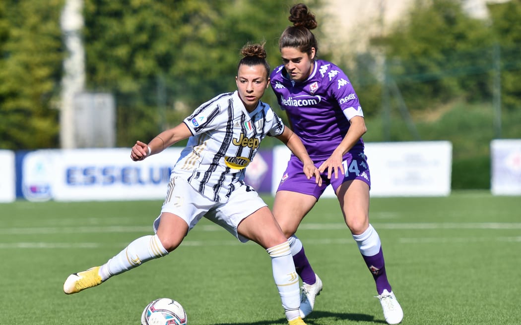 Arianna Caruso of Juventus and Tessel Middag of Fiorentina during the Women's Italian championship, 2021.