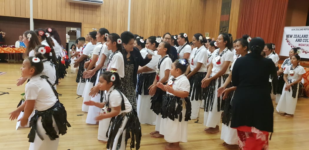Rotuman woman and girls perform the Hi'i.