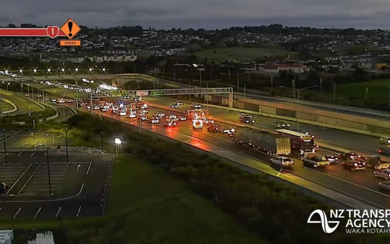 Crash between truck and bus blocks SH1 in Auckland ahead of morning ...