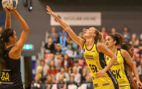 Central Pulse captain Katrina defending against WBOP shooter Harley Smith in her 150th national match