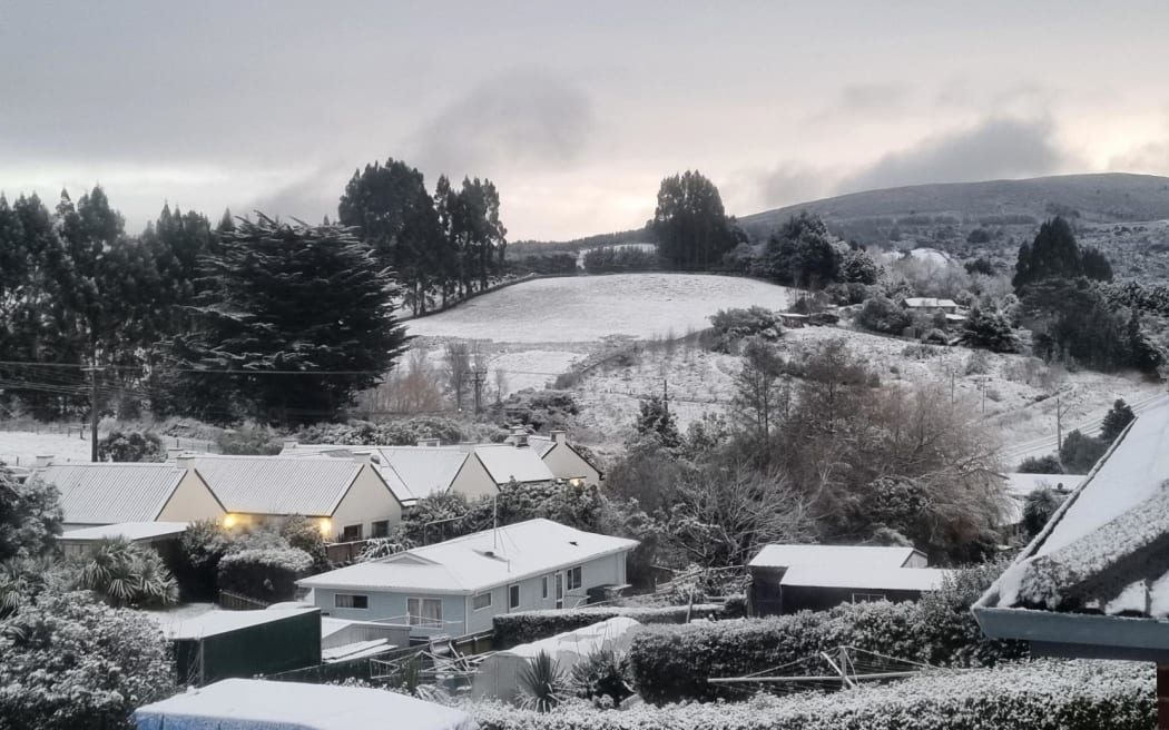 Residents in Dunedin's hill suburbs are waking to fresh snow this morning.