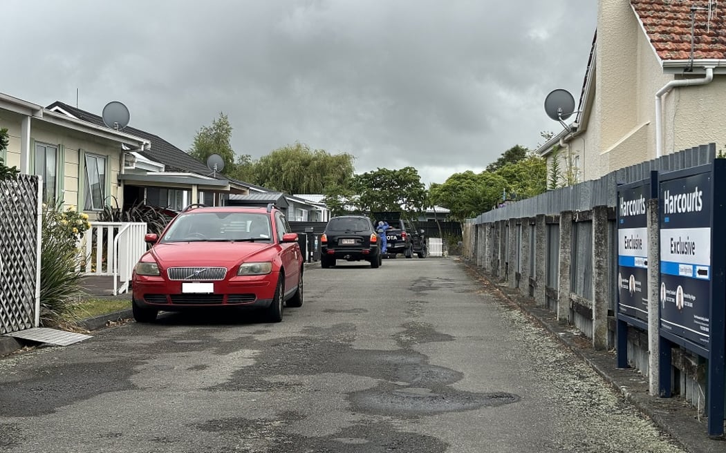Police at the scene of the homicide on Coromandel Court in Palmerston North following a man's death on 20 January 2024. Photo: RNZ / Nick James