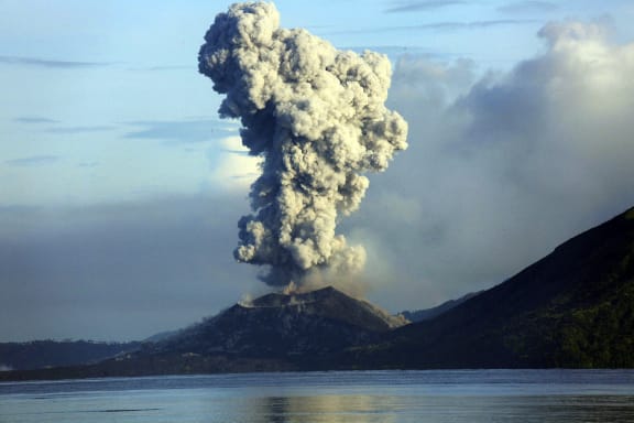 Smoke and ash fills the air as Mount Tavurvur erupts in Rabaul in eastern Papua New Guinea on August 30, 2014. A volcano which has erupted in Papua New Guinea was on August 30 spewing fragments from its crater and rumbling loudly, but its activity appeared to be subsiding, a seismologist said. Mount Tavurvur, which destroyed the town of Rabaul when it erupted simultaneously with nearby Mount Vulcan in 1994, came to life again early Friday, with rocks and ash erupting from its centre. AFP PHOTO/ NESS  KERTON (Photo by Ness Kerton / AFP)