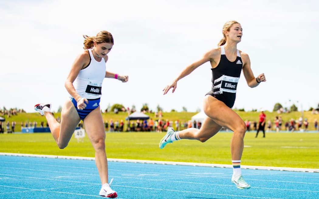 Georgia Hulls and Rosie Elliot 200m race.