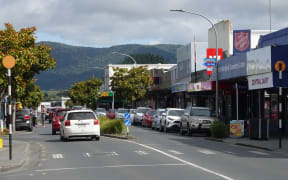Commerce Street, the main shopping street in Kaitaia. Photo: RNZ / Peter de Graaf
