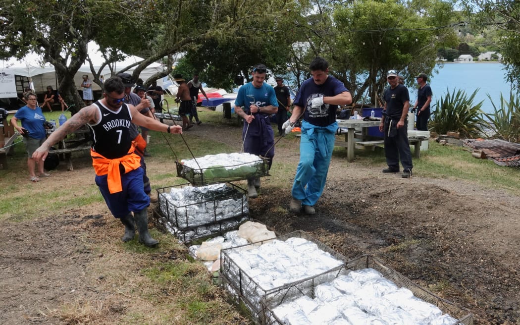 The last of the hāngī packs are laid down for the post-race feast.