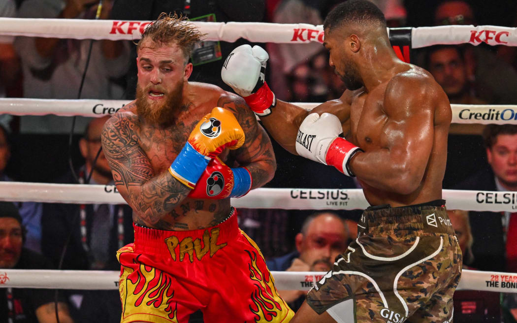 US boxer and influencer Jake Paul (L) and British boxer Anthony Joshua fight in a non-title heavyweight bout, Florida, 2025.