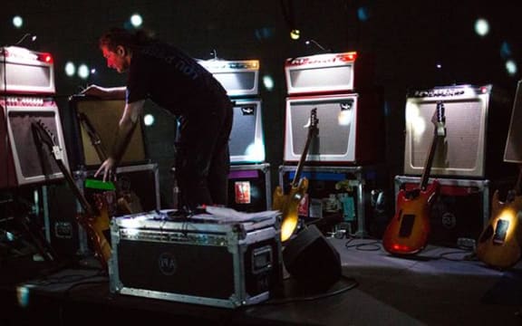 Stewart Hurwood performs Lou Reed Drones
