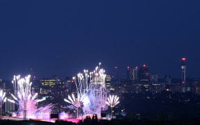 Fireworks erupt over the Alexander Stadium during the closing ceremony for the Commonwealth Games in Birmingham, central England, on August 8, 2022. (Photo by Oli SCARFF / AFP)