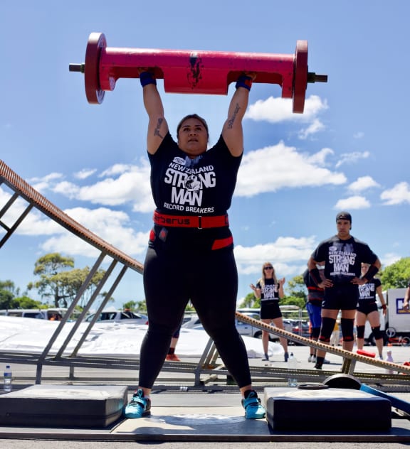 Hakeai lifts 107.5kg log at the 2020 New Zealand Strongman Record Breakers competition.