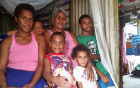 Family shot of 6 family members