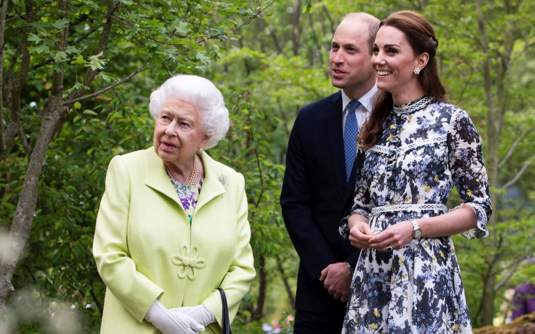 Catherine, Duchess of Cambridge (righ) shows Queen Elizabeth II and Prince William, Duke of Cambridge, around the 'Back to Nature Garden' garden during their visit to the 2019 RHS Chelsea Flower Show in London on May 20, 2019.