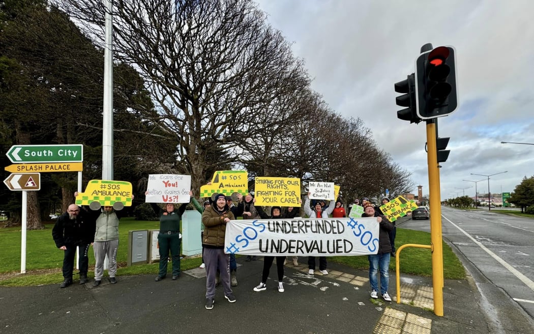 New Zealand Ambulance Association and First Union ambulance officers rallying in Invercargill.