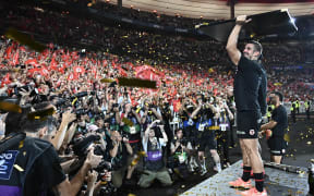 Toulouse's French full back Thomas Ramos celebrates with the Bouclier de Brennus trophy after winning the French Top 14 rugby union final match between the Stade Toulousain (Toulouse) and Union Bordeaux-Begles (UBB) at the Stade de France stadium in Saint-Denis, north of Paris, on June 28, 2025. (Photo by MARTIN BUREAU / AFP)