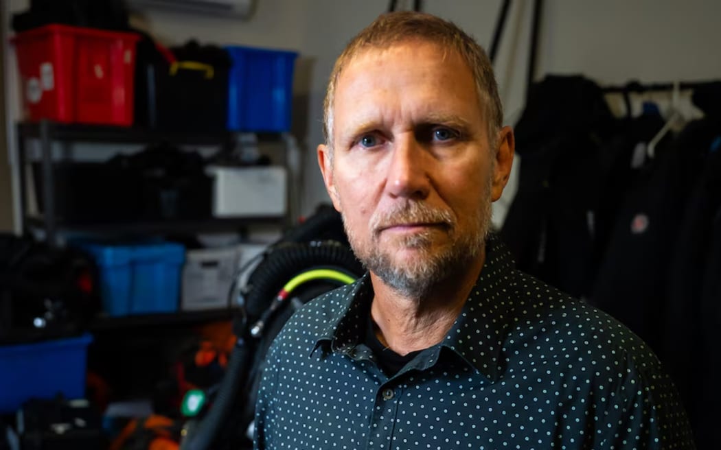 Richard Harris will assist in the recovery operation.