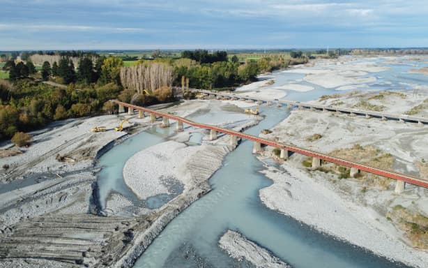 Temporary fix for sagging Rangitata rail bridge under way | RNZ