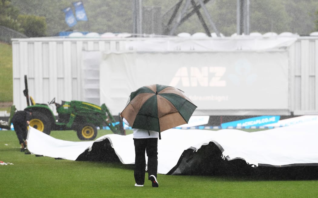Rain hits the cricket in Hamilton.