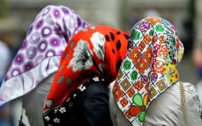 women wearing hiqabs