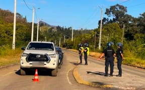 Mont-Dore motorists waiting to drive through corridor across Saint Louis under tight security