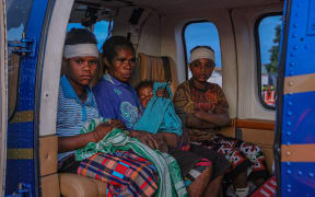 This handout photo taken and received from Manolos Aviation on September 11, 2022, shows injured villagers arriving at a hospital in Lae after being evacuated by helicopter from Wauko Village following a 7.6-magnitude quake which struck off Papua New Guinea's coast. (Photo by Erebiri ZURENUOC / MANOLOS AVIATION / AFP) / RESTRICTED TO EDITORIAL USE - MANDATORY CREDIT "AFP PHOTO / MANOLOS AVIATION / EREBIRI ZURENUOC" - NO MARKETING NO ADVERTISING CAMPAIGNS - DISTRIBUTED AS A SERVICE TO CLIENTS