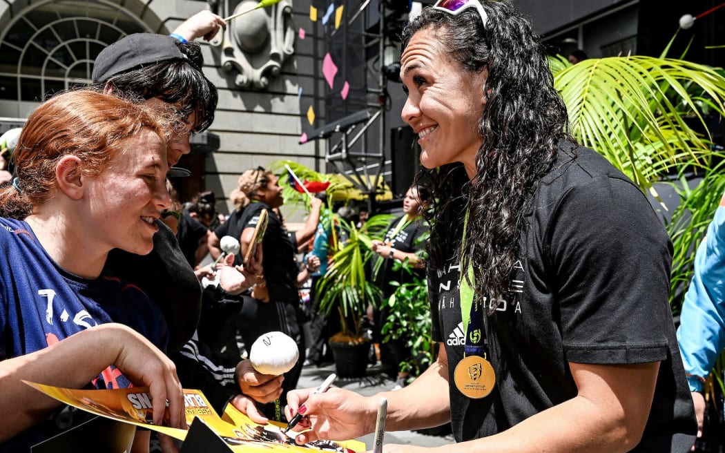 Portia Woodman of New Zealand signs autographs for fans and supporters.
New Zealand Black Ferns Thank You Aotearoa - Celebrate #LikeaBlackFern event at Te Komititanga Square, Auckland, New Zealand on Sunday 13 November 2022. Mandatory credit: Alan Lee / www.photosport.nz