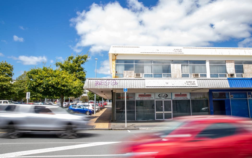 An abandoned set of shops in Upper Hutt's Queen St has caused distress amongst residents due to the smell, rotting dead pigeons and plants growing right next to the shopping centre.