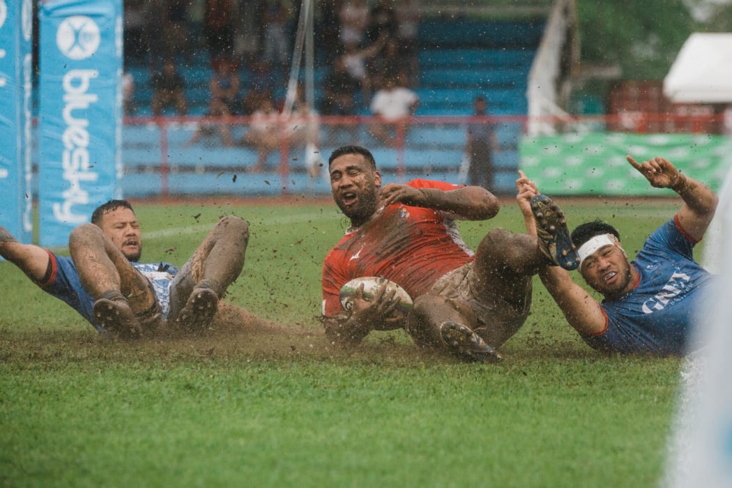 Cooper Vuna scores a try against Samoa but his side eventually loses 25-17
