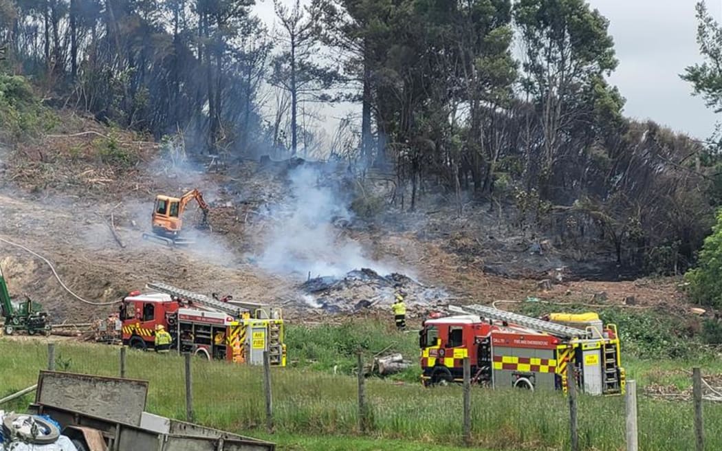 A helicopter is supporting firefighters battling a bush fire in Upper Hutt on 4 December 2024.
