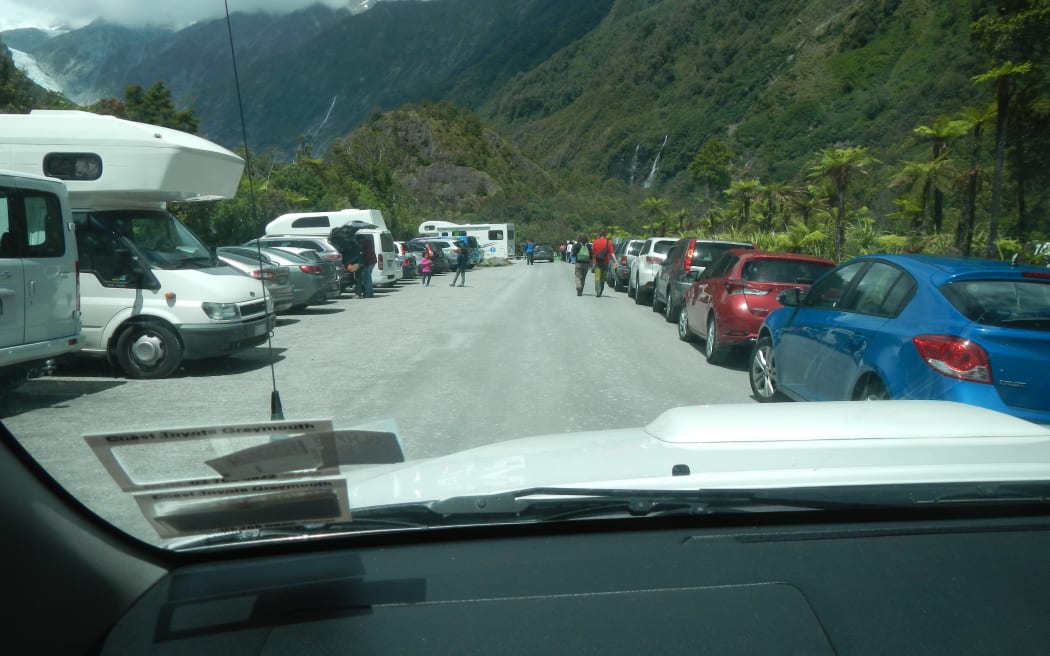A packed Franz Josef Glacier car park (2017).