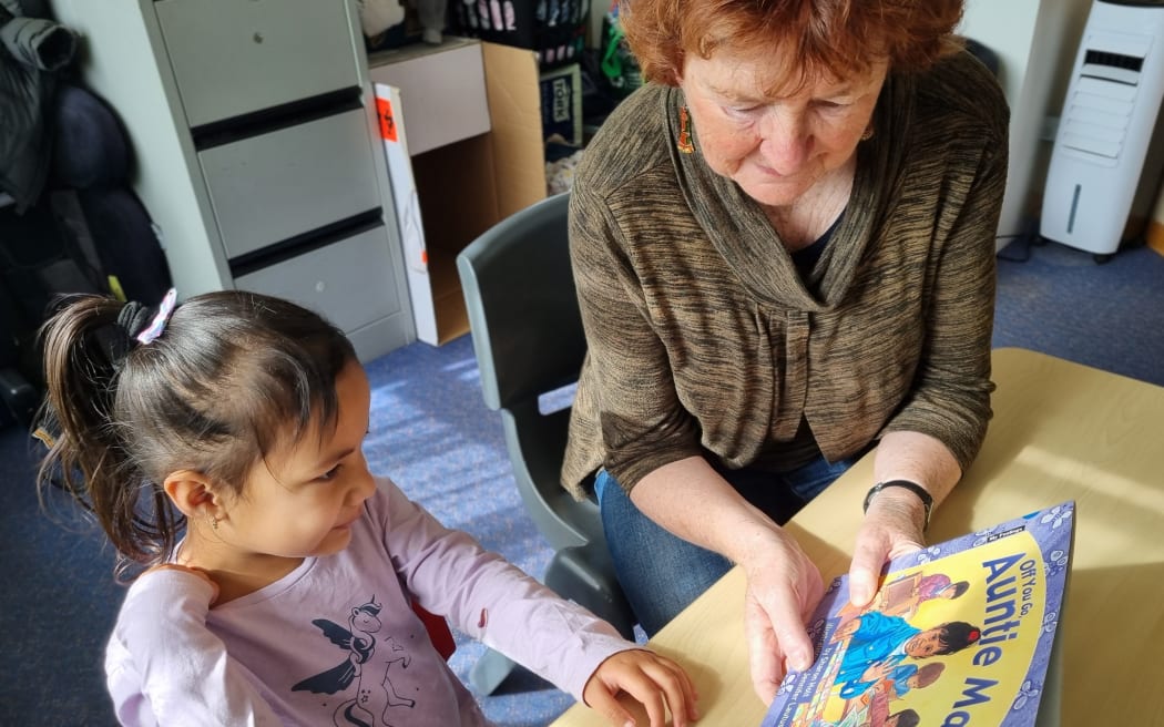Tutor Evey McAuliffe with Mikaela Lavemaau, 4 at Victory Square Kindergarten. RNZ/Samantha Gee.