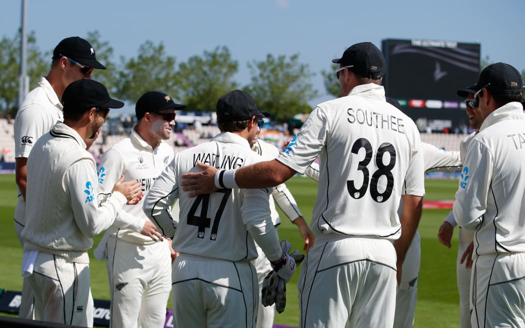 BJ Watling the New Zealand Blackcaps wicketkeeper is applauded onto the pitch by teammates before the start of his last day of test cricket before retiring
New Zealand BlackCaps v India.
Day 6 of the ICC World Test Championship Final at Southampton, England on Saturday 23rd June 2021.