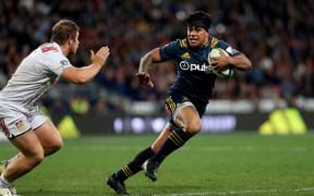 Malakai Fekitoa of the Highlanders makes a break during the Super Rugby match between the Highlanders and Chiefs, Forsyth Barr Stadium, Dunedin, Saturday, July 16, 2016