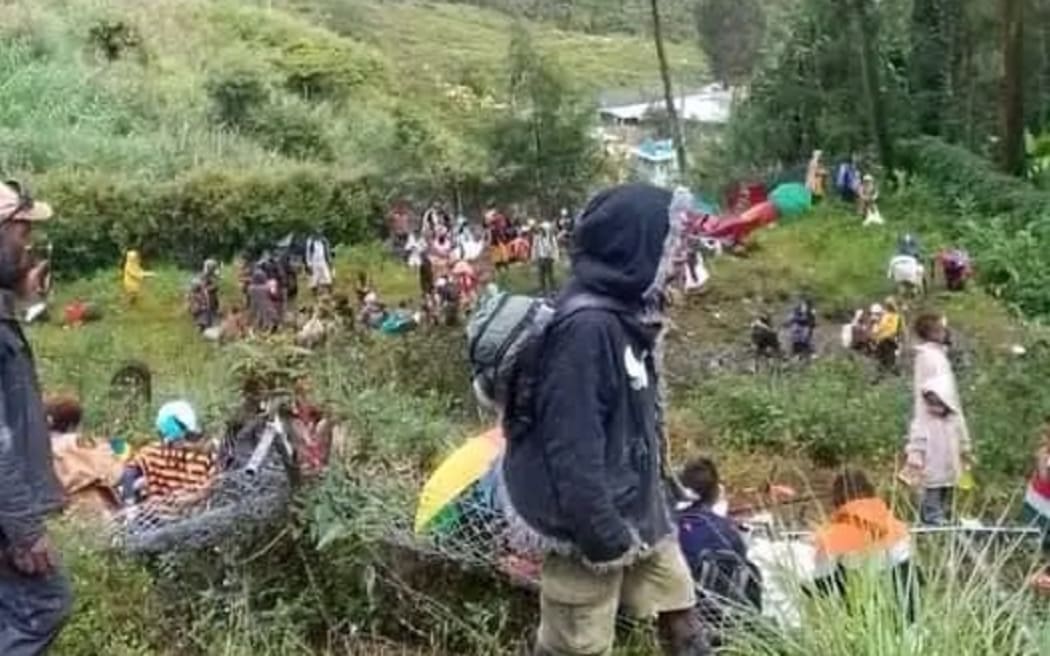 The two rival clans have agreed to lay down their arms and take part in dialogue, police say.