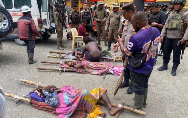 Sebuah foto warga sipil asli Papua Barat di Distrik Tembagapura, Mimika, Papua Tengah, diduga terluka oleh penggunaan kekuatan berlebihan oleh pasukan militer Indonesia non-organik (TNI Satgas Habema). Gambar ini, di samping beberapa yang grafis lagi, dibagikan di Facebook oleh United Liberation Movement for West Papua pemimpin Benny Wenda pada 9 Mei 2026. RNZ Pacific tidak dapat memverifikasi secara independen gambar tersebut.