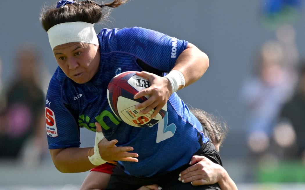 \Charmaine McMenamin of the Blues charges forward during the round two Super Rugby Aupiki match between Blues and Chiefs Manawa.