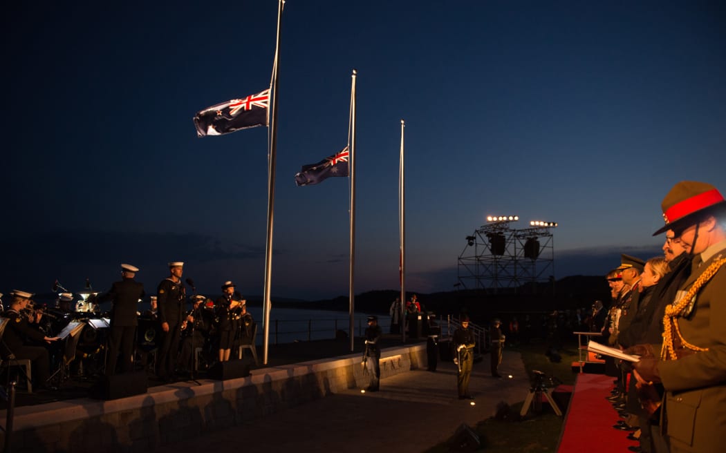 Servicio al amanecer en el sitio conmemorativo de ANZAC en Gallipoli.  2018 marca el centenario del regreso de los neozelandeses a Gallipoli para presentar sus respetos a sus caídos por primera vez.