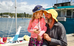 Que Langdon and her father, Alan.
