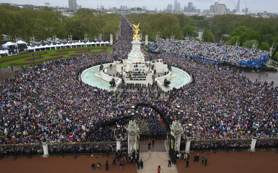 Crowds gather outside Buckingham Palace to view the Royal Air Force fly-past in central London on May 6, 2023, after the coronations of Britain's King Charles III and Britain's Queen Camilla. - The set-piece coronation is the first in Britain in 70 years, and only the second in history to be televised. Charles will be the 40th reigning monarch to be crowned at the central London church since King William I in 1066. Outside the UK, he is also king of 14 other Commonwealth countries, including Australia, Canada and New Zealand. Camilla, his second wife, was crowned Queen alongside him. (Photo by BRUCE ADAMS / POOL / AFP)
