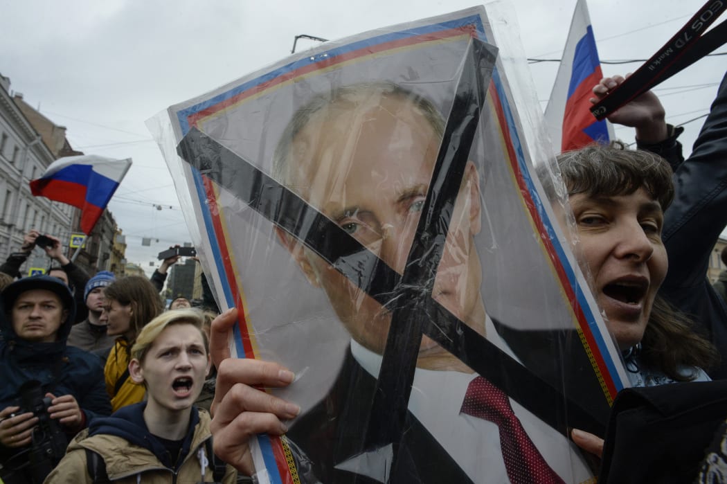 Opposition supporters attend an unauthorized anti-Putin rally called by opposition leader Alexei Navalny on May 5, 2018 in Saint Petersburg, two days ahead of Vladimir Putin's inauguration for a fourth Kremlin term.
 / AFP PHOTO / Olga MALTSEVA